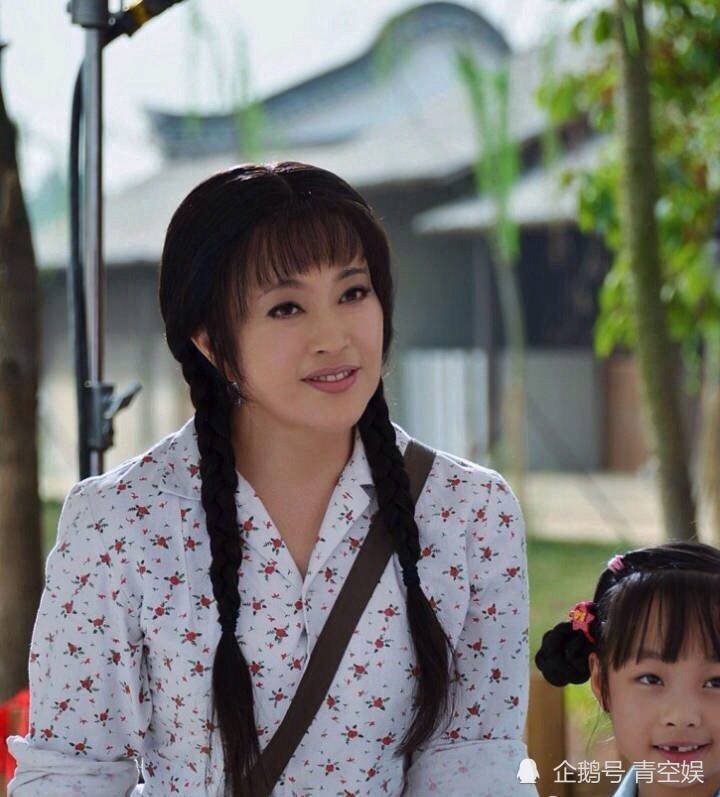 令人闻风丧胆的丫头教明明可以用演技来征服观众却偏偏要装嫩