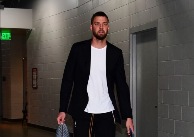 真正的人生赢家,帕森斯向女友求婚成功,曾经的风流已成往事