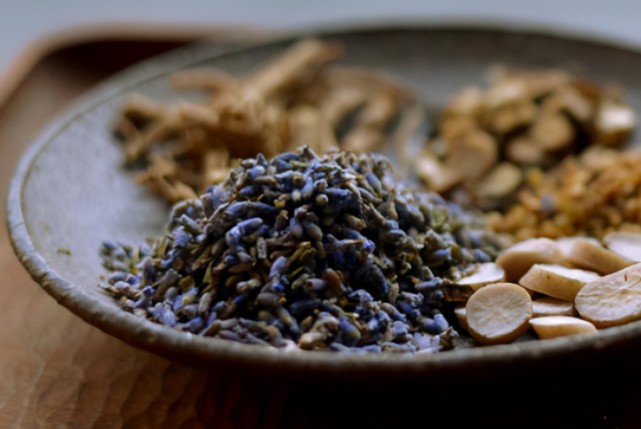 "关于香"一些安神助眠的香料配方|沉香|檀香|薰衣草|安神|香料|柏子仁