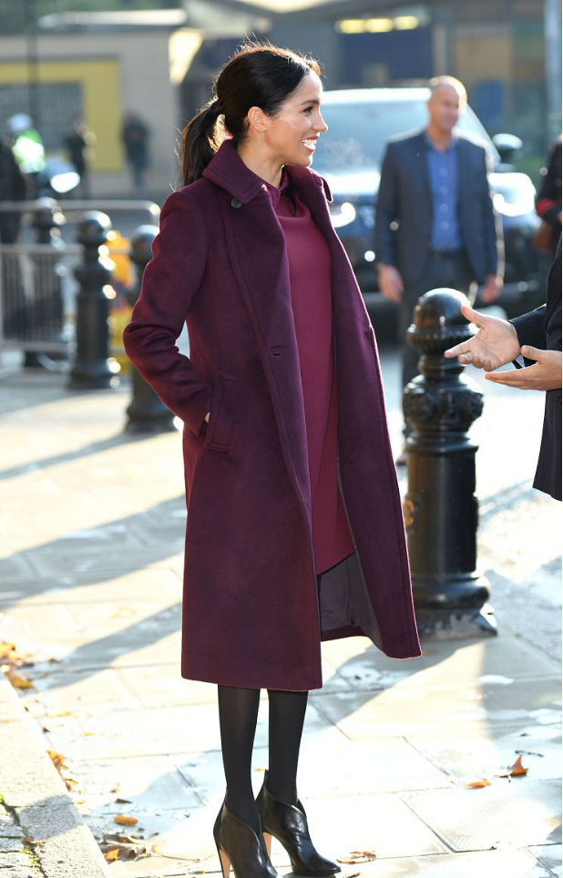 梅根大衣敞怀穿出门,庄重配色显皇室风范,明星出身也有贵气效果