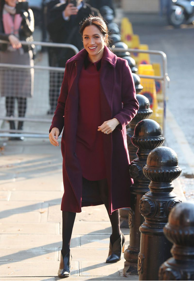 梅根大衣敞怀穿出门庄重配色显皇室风范明星出身也有贵气效果