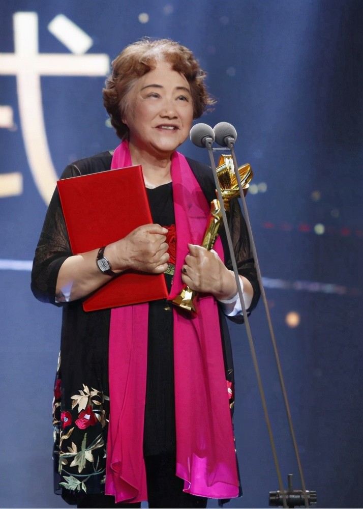 一提到八九十岁还活跃在荧屏上为艺术事业做贡献的女明星,很多朋友