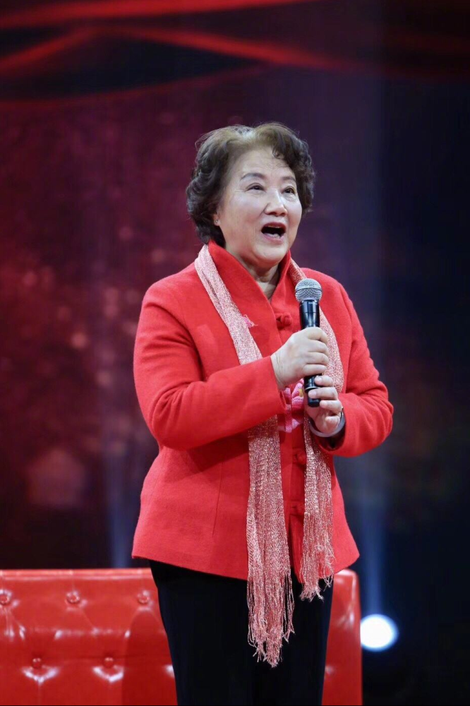 82岁祝希娟老了也精神羽绒服搭围巾优雅接地气照穿保暖得体