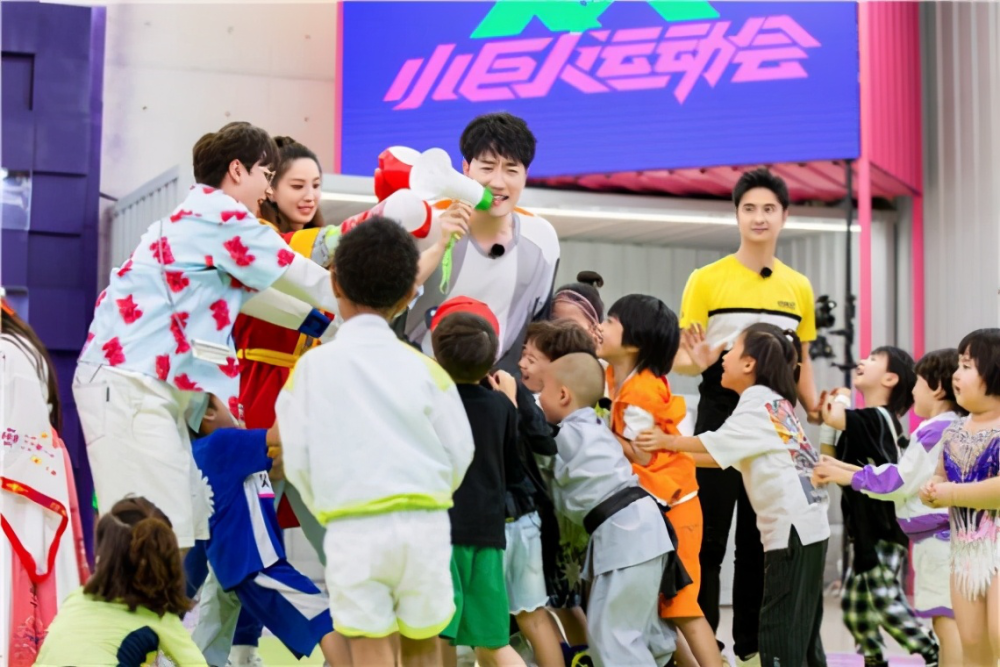 近日,一项儿童体育综艺 《小巨人运动会》引起了家长们的注意.