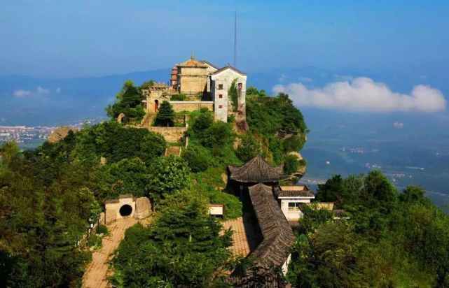 道教薈萃之地,堪稱是千古名山,其山峭拔,鬱鬱蔥蔥,廟宇林立,素有