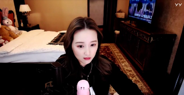 之前囧囧丸和神豪"团座"的恋情也是备受关注,两人