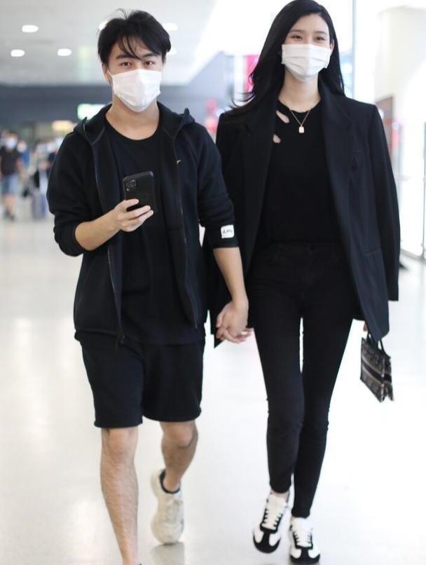 何猷君到底多高?背后抱178奚梦瑶身高差引热议,太"小鸟依人"_腾讯新闻