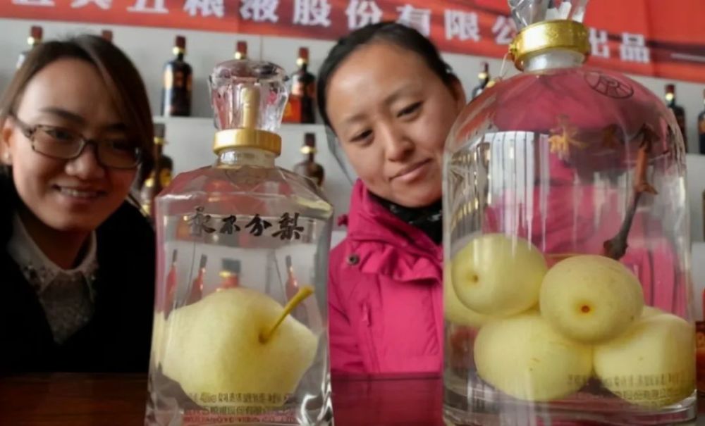 五粮液永不分梨酒的梨是如何放进去的看完以后太有才了