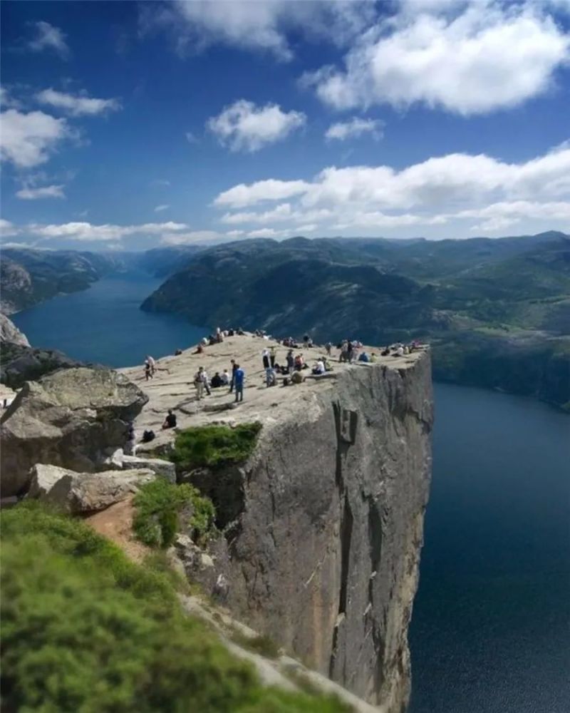 日本伊豆群岛青岛,这是一座世界罕见的双火山口的火山岛.