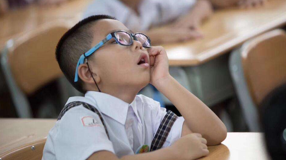 小学生首次考试火了考场秒变交流会发呆的喝水的就没考的