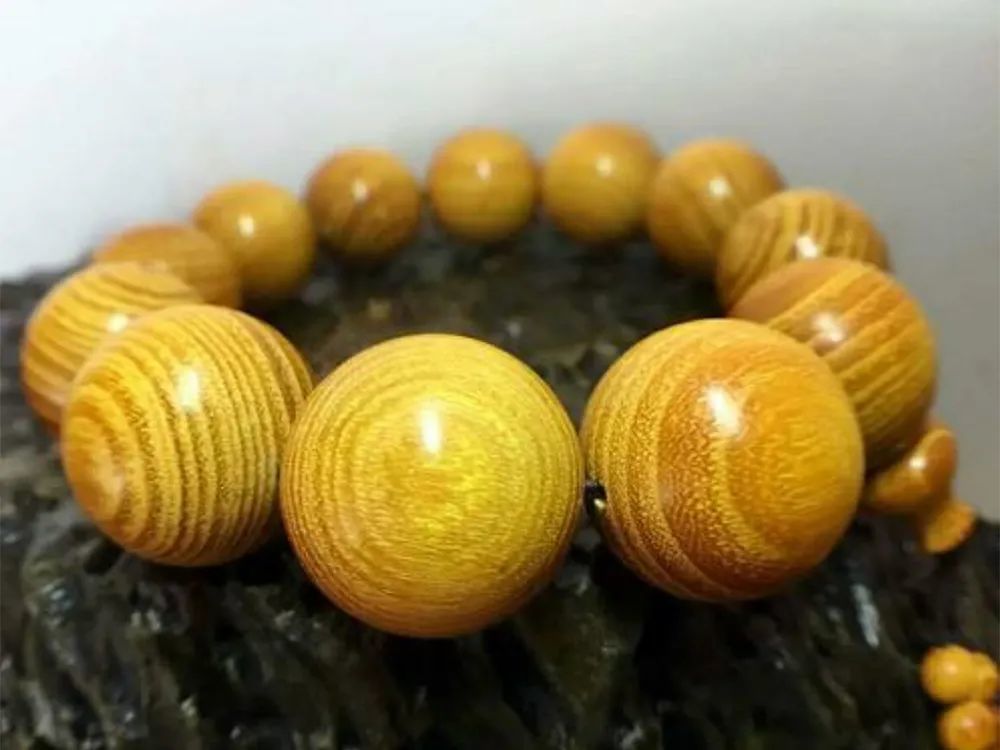 到现代社会,柘木的价值主要体现在收藏上,它可以打造家具,做手串,项链