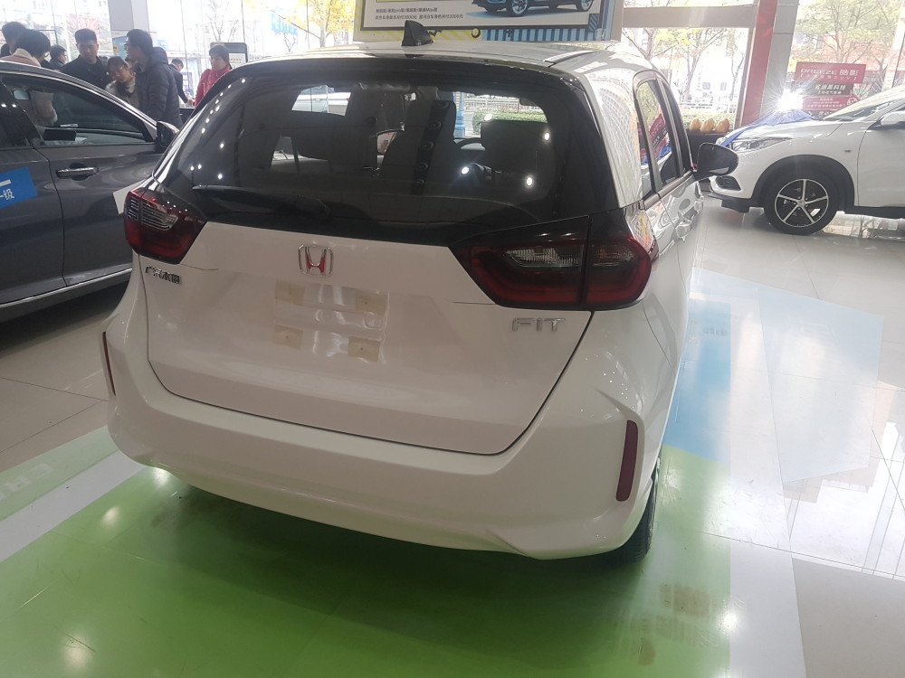 到店实拍2021款本田飞度白色车身很洋气配主动刹车车道保持