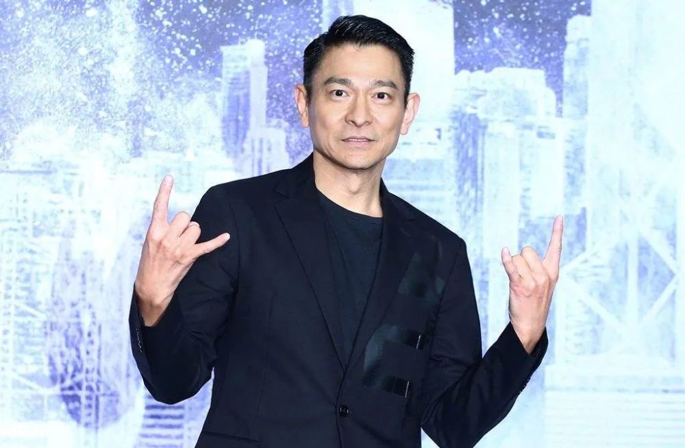 刘德华身穿白袍现身深圳 或在拍摄抗疫题材作品