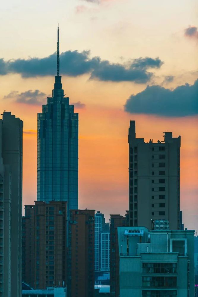 登高望远可以俯瞰常州全景常州现代传媒中心是常州第一高楼如今更是