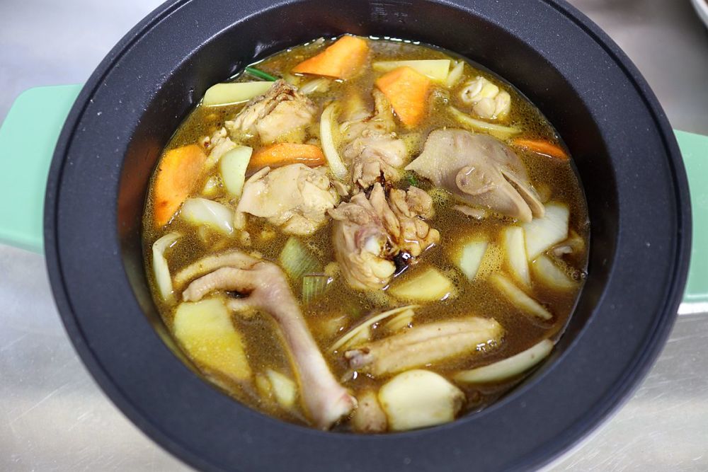 冬天我家最爱吃的黄焖鸡简单一做肉嫩汤浓晚餐吃得美全靠它了