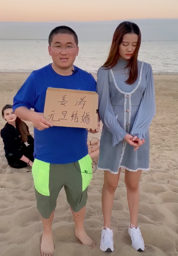 谐星姜涛被嘲哗众取宠现身大西北放羊大吼36岁没结婚要老婆