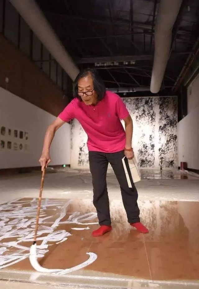 王冬龄草书看起来歪歪扭扭估价2到3万元实际上是人书俱老