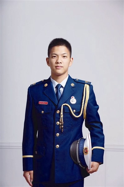 千钧一发之际,温州男子牢牢抓住了她的手