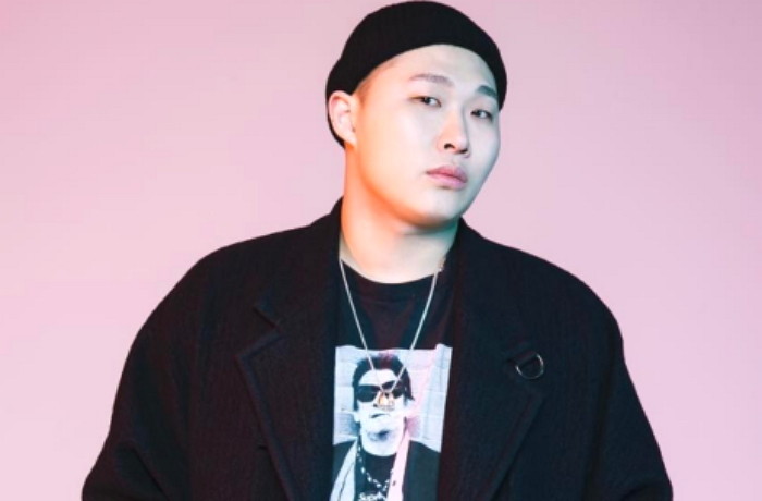 因为早在一年前,他本人曾经上传过韩国著名说唱歌手swings的恶搞图片.