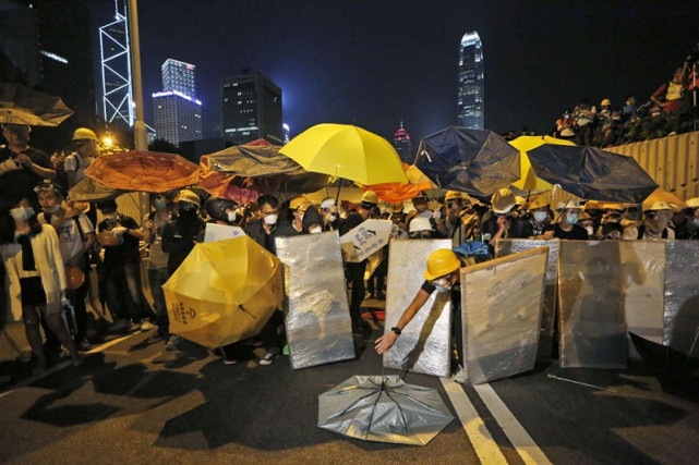 今年6月28日深夜,在国安法出台实施的前一个晚上,有香港媒体拍到黄之