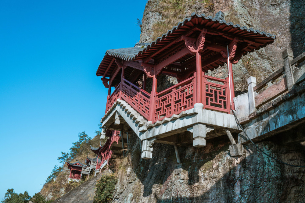 江南第一悬空寺的一棵千年银杏撑起了半个建德的秋天