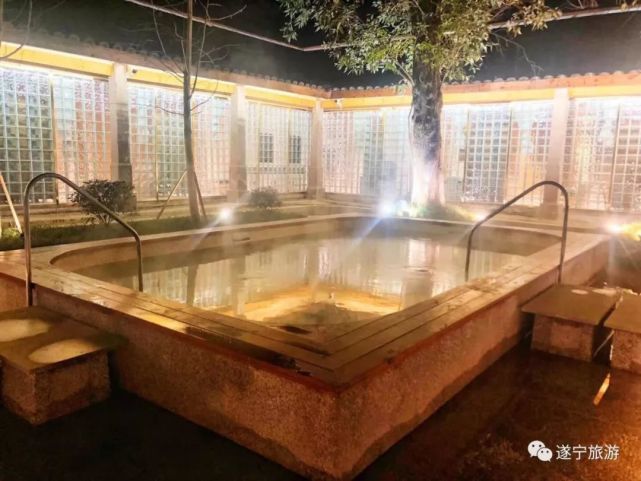 感受龙凤古镇的闲适静谧,颇有几分"闲看庭前花开花落,静观漫天云卷