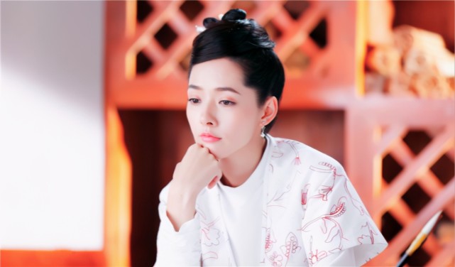 郭碧婷是一个很优秀的女孩,事业爱情双丰收,令人羡慕