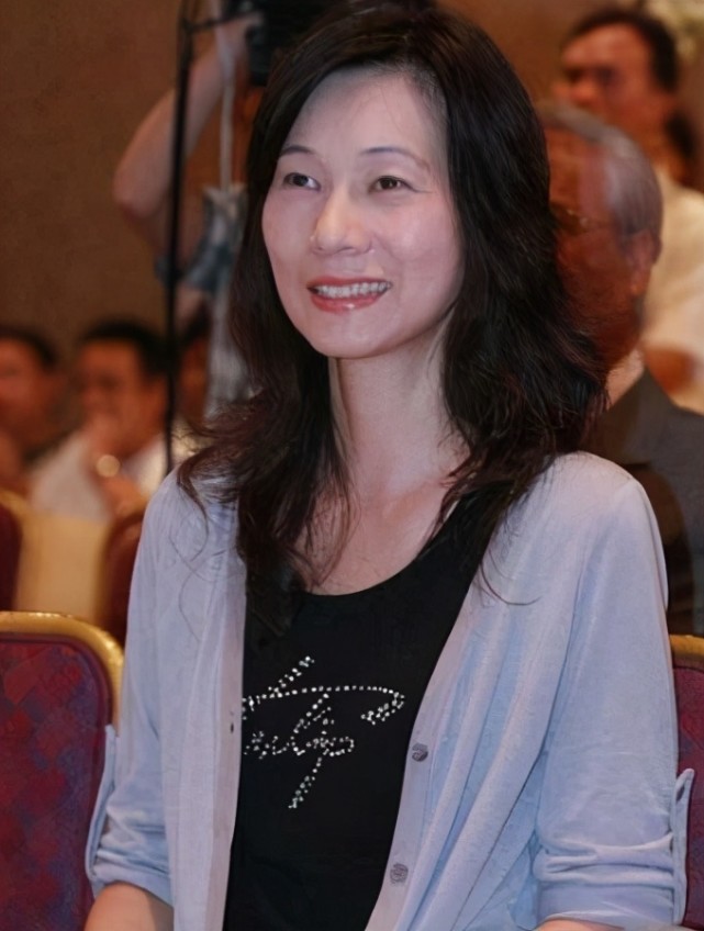 这部剧的制片何许人也,她是琼瑶儿媳妇何琇琼,琼瑶经纪公司的总经理