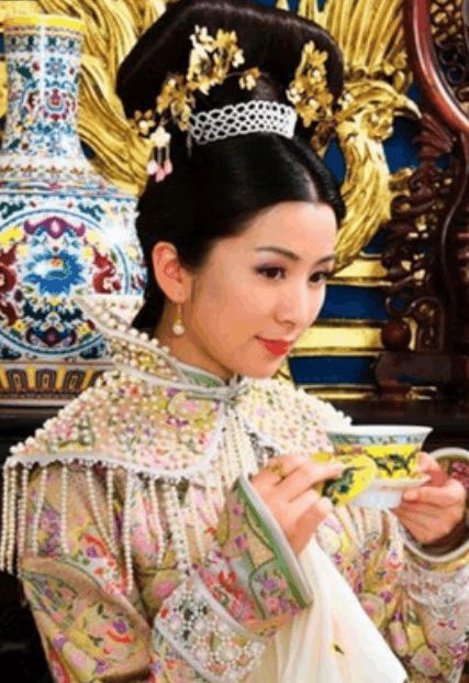 只不过那个让他步步高升的人不是孝贤纯皇后,而是他的夫人瓜尔佳氏