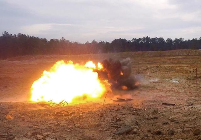 突然踩中了一颗反坦克地雷,剧烈的爆炸造成了多