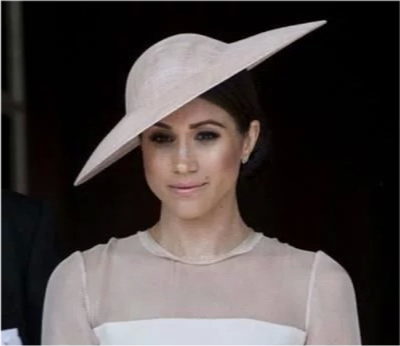 王室女性戴帽子 戴安娜帽子从不掉 卡米拉却像是 鸟窝