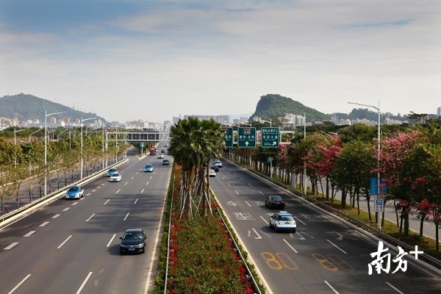 经过数月的紧张升级改造,位于深圳航城街道的机场南路改造升级工程,已