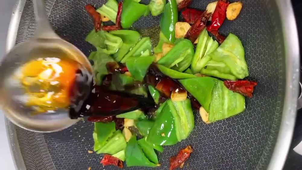 辣椒炒猪血 鲜嫩味美香辣入味 满满一大盘不超过5块钱 腾讯新闻