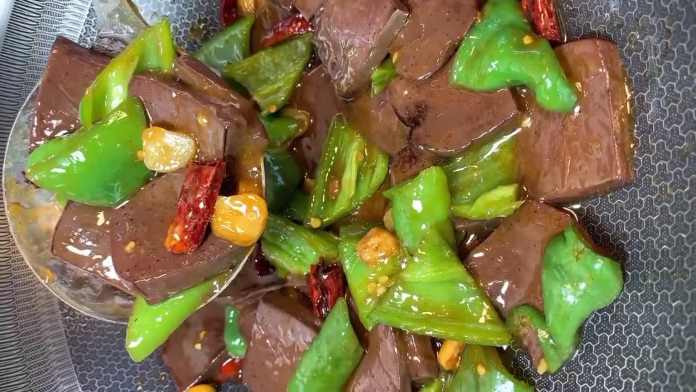 辣椒炒猪血 鲜嫩味美香辣入味 满满一大盘不超过5块钱 腾讯新闻