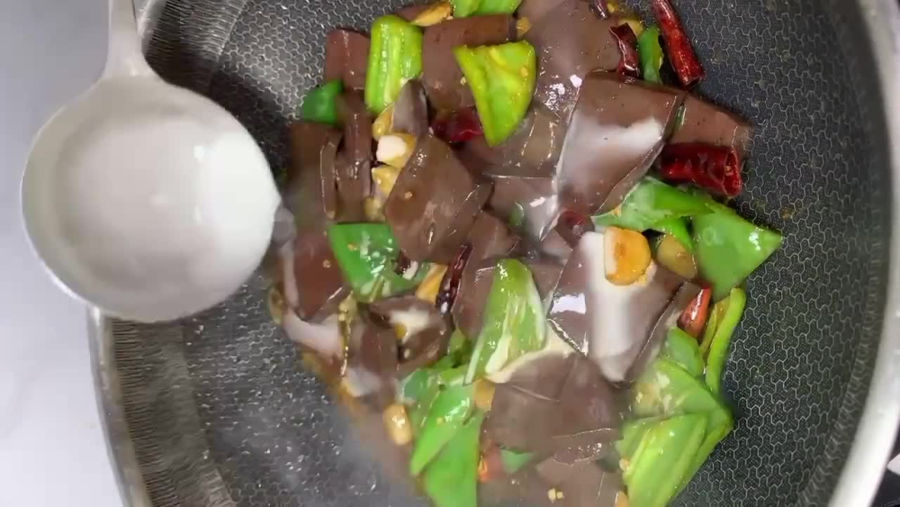 辣椒炒猪血 鲜嫩味美香辣入味 满满一大盘不超过5块钱 腾讯新闻