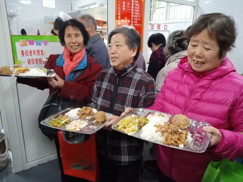 "饭大爷"的忠实粉丝张大爷和王大妈一边排队打饭一边聊天.