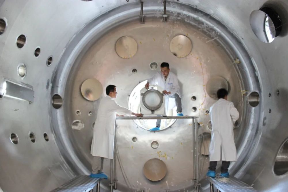 该所研制生产的航天压力容器,空间电子仪器,原子频标等上百种产品成功