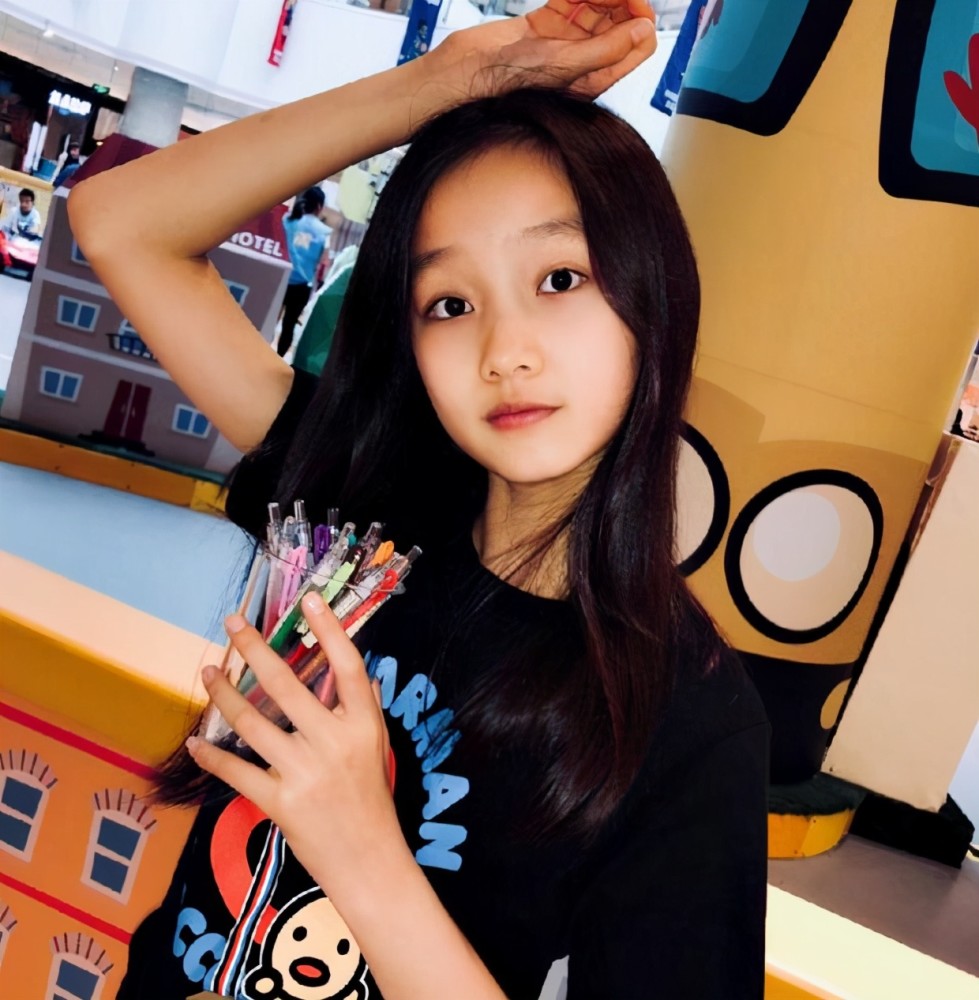 赵薇"女儿"当初因颜值太高,被全网禁止整容,现在她怎么样了?_腾讯新闻