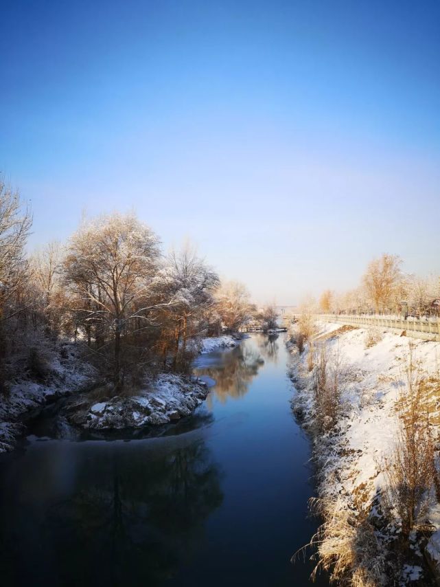 冬季的伊犁河谷银装素裹的大地流淌着诗情画意