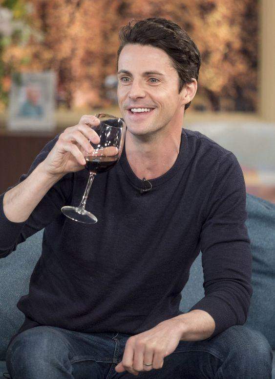 英国最禁欲魅惑男演员和妮可基德曼热吻脸叔为他痴狂自杀