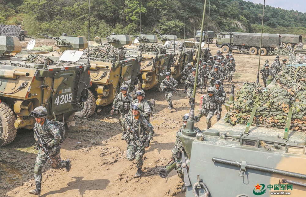 第72集团军某旅红蓝实兵对抗演习携手撕开突破口