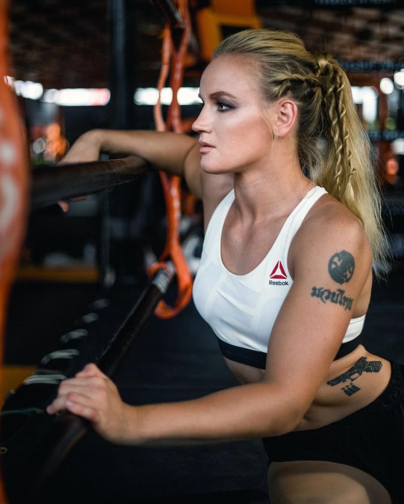 ufc格斗女王质疑张伟丽:想挑战我?她还没这个资格!_腾讯新闻