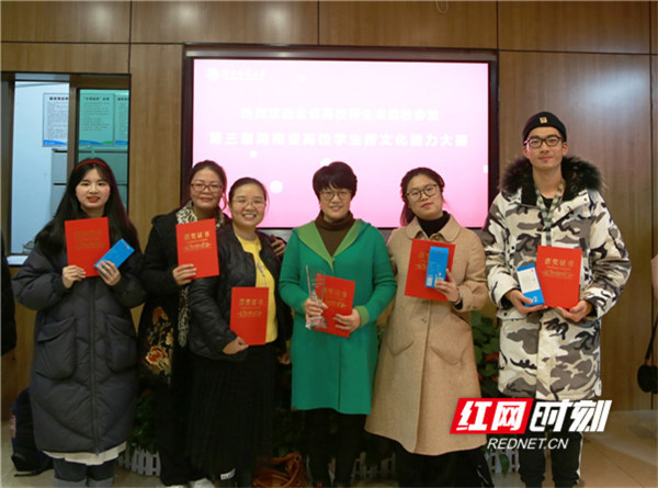 湖南人文科技学排名_暖心!湖南人文科技学院校长刘和云为5位入学新生庆