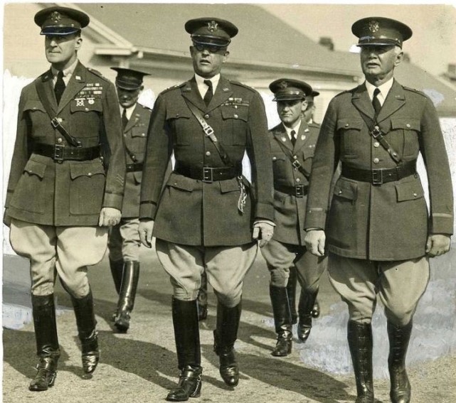 着m1926常服的美军军官另有文章指出,据美陆军官员透露,新军服并不会