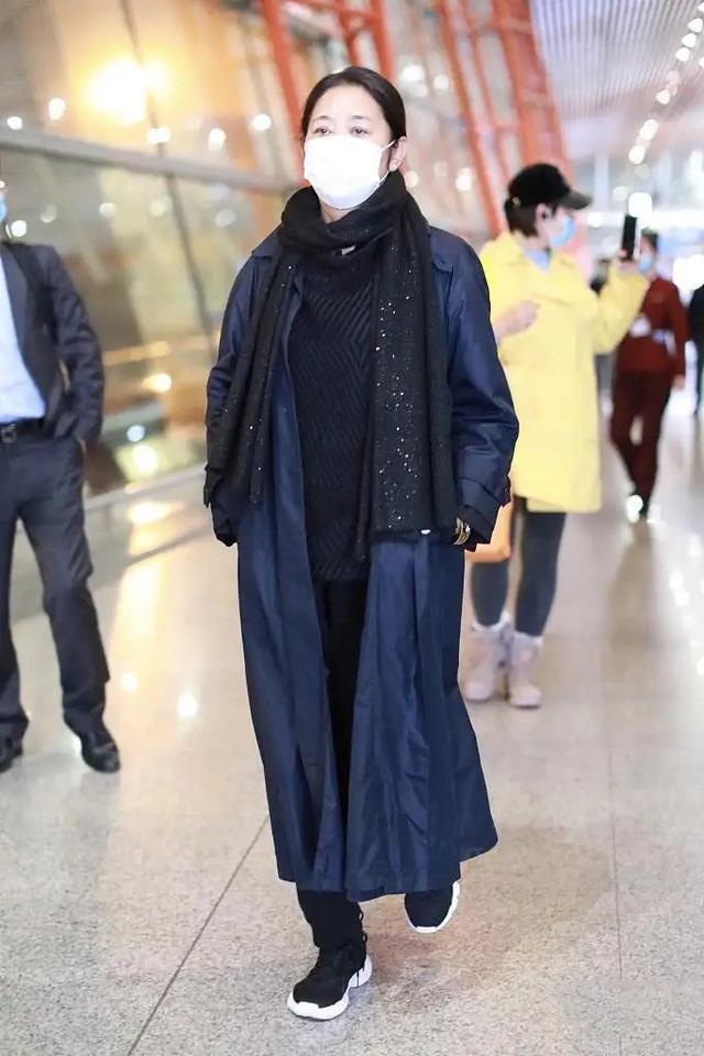 好像乞丐穿的一样,但是穿衣倪萍契默契依旧很优雅,搭配粗跟高跟鞋,显