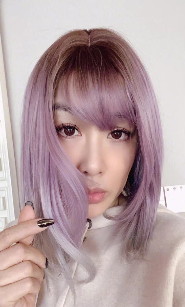 钟丽缇真豁得出去!戴假发怼脸自拍不怕丑,电眼妆配粉唇太辣眼