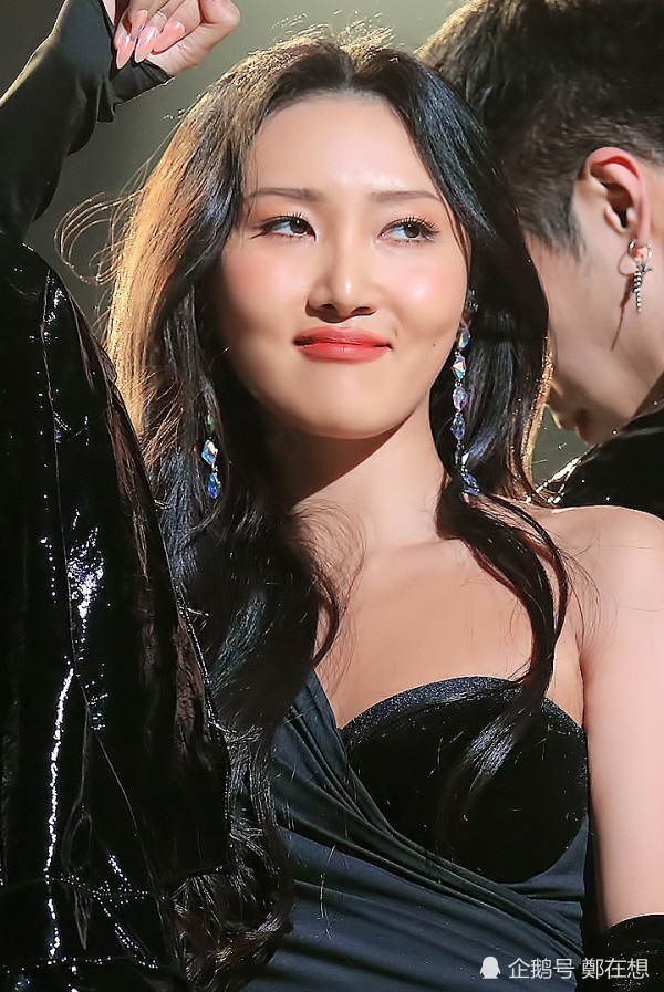 在国际投票中,华沙被评为"最佳女性独奏歌手".