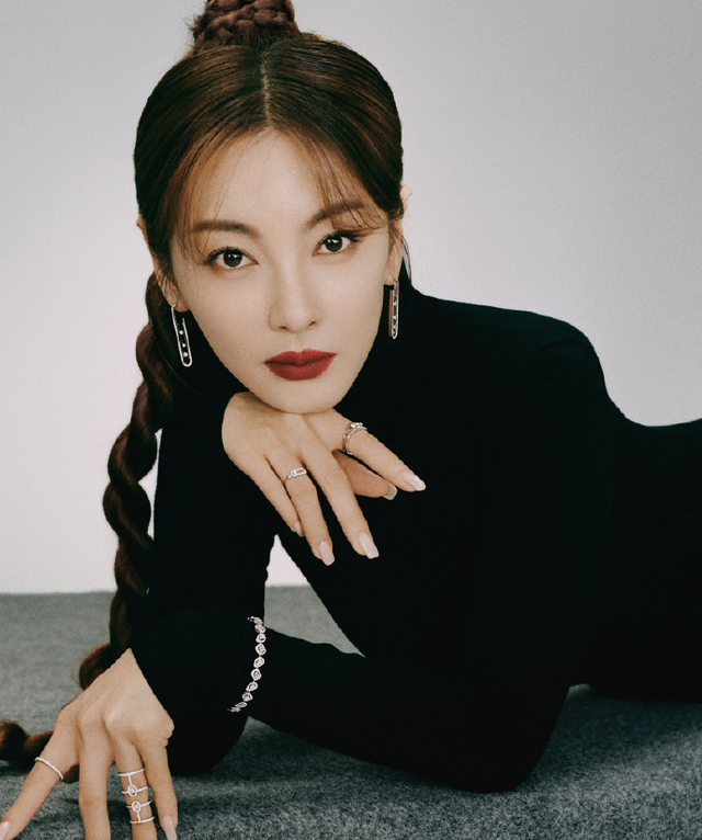 张雨绮杂志封面释出,全黑紧身衣搭麻花辫效果精致优雅_腾讯新闻