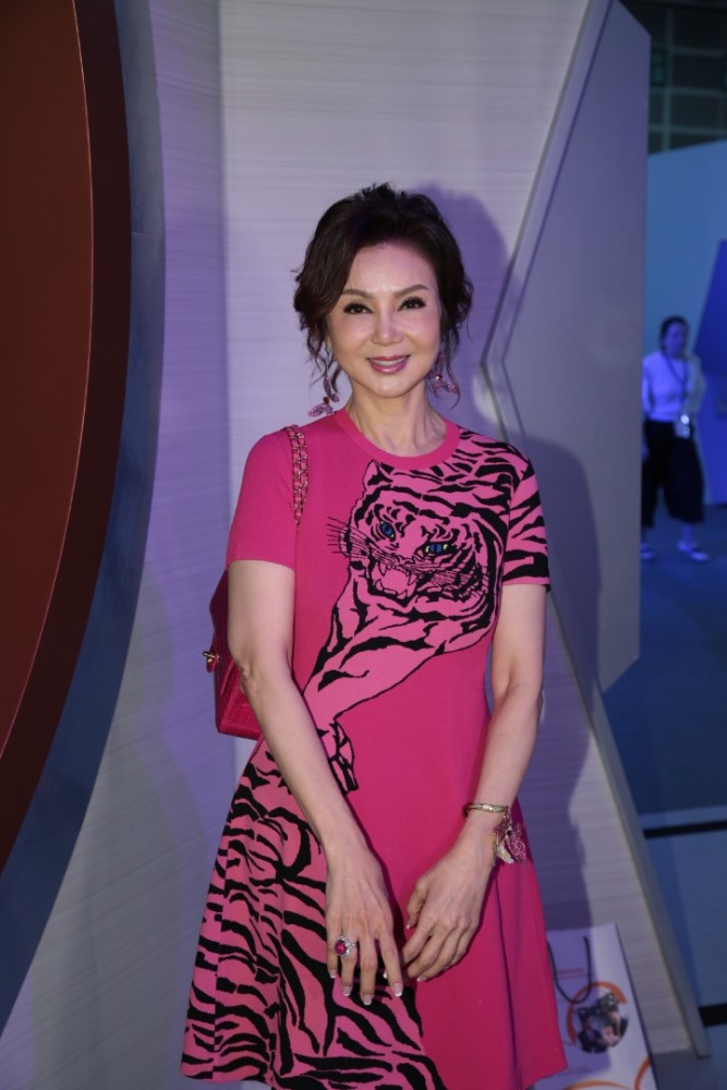 林建岳前妻谢玲玲确诊新冠最新情况百亿级别阔太只能住多人病房