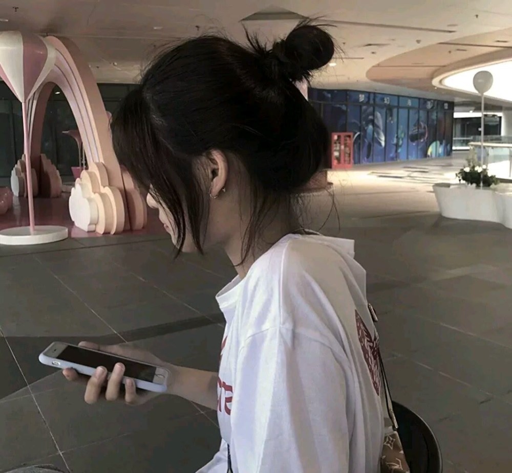 单曲循环的歌词里都是遗憾./女生头像